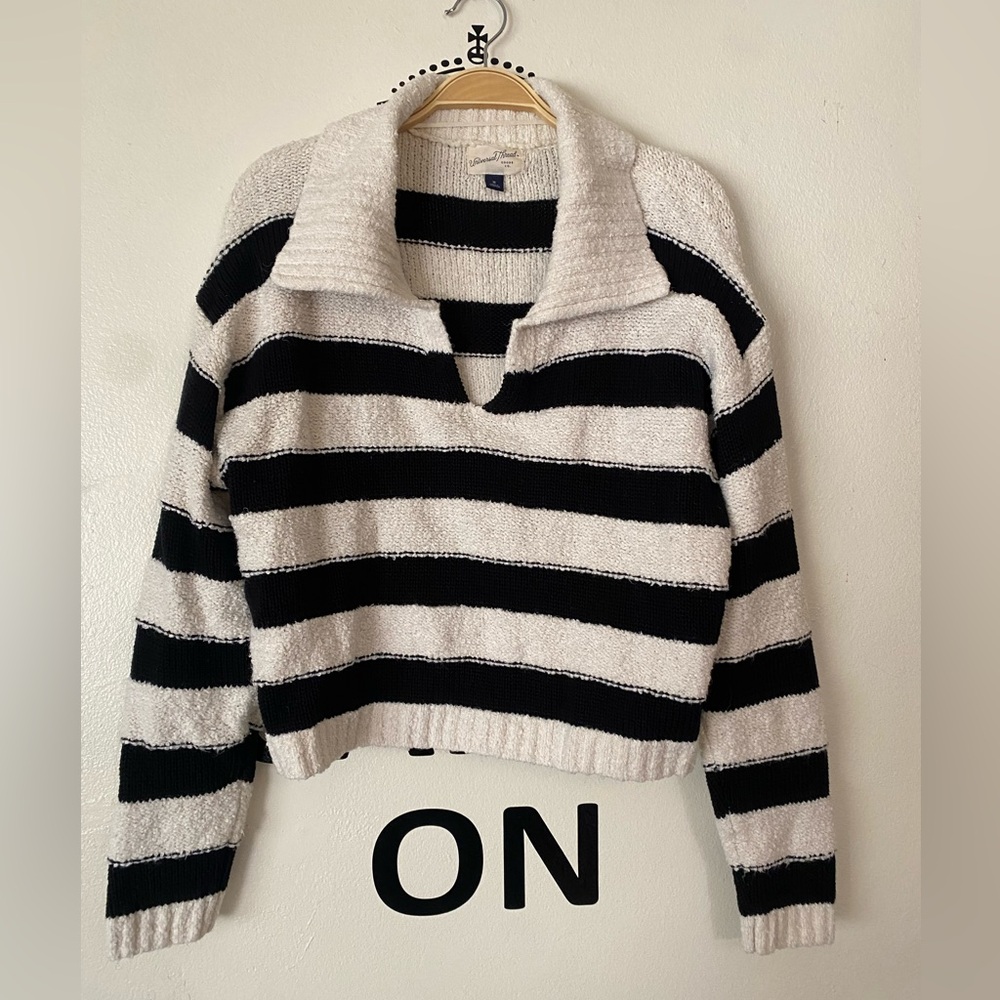 Universal Thread | Black and White V-Neck Sweater Size M